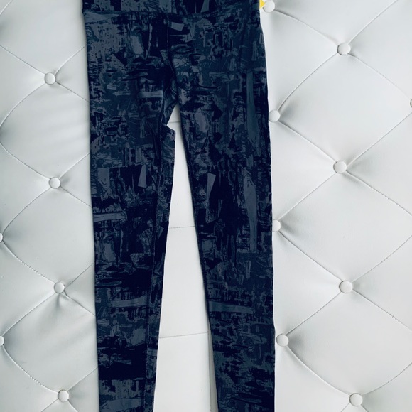 ALO Yoga High Rise Leggings - Picture 6 of 8